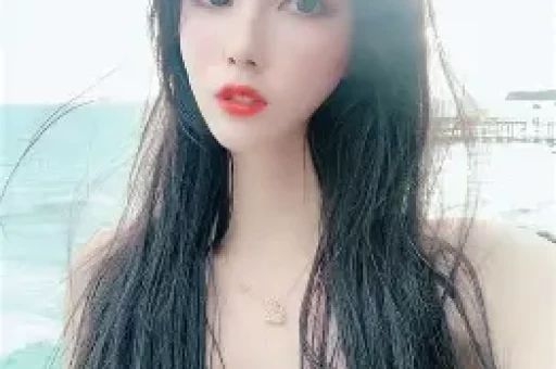 某男团成员深夜出行被拍同行神秘女子身份引发猜测